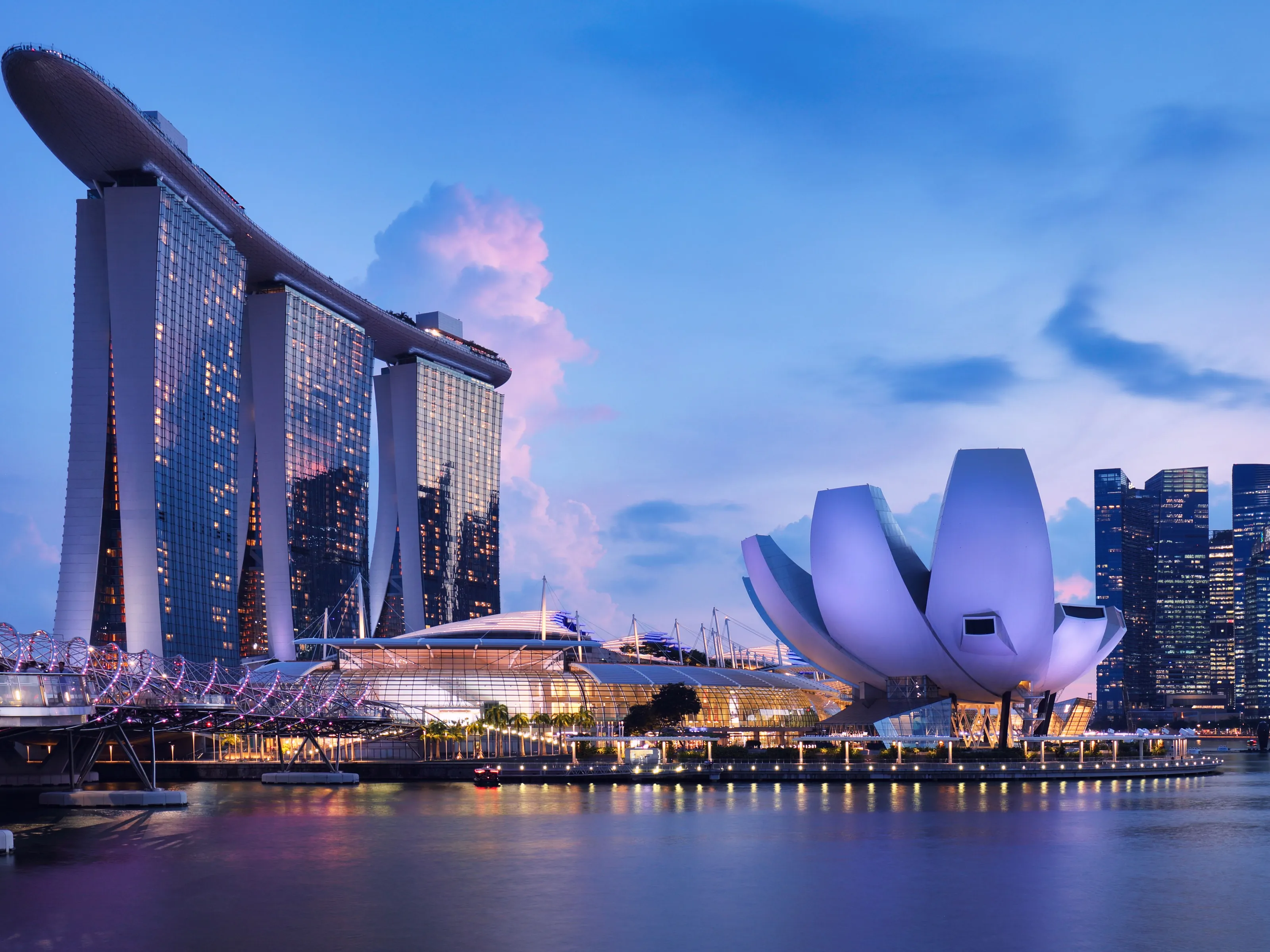 Marina Bay Sands e ArtScience Museum em Singapura ao entardecer